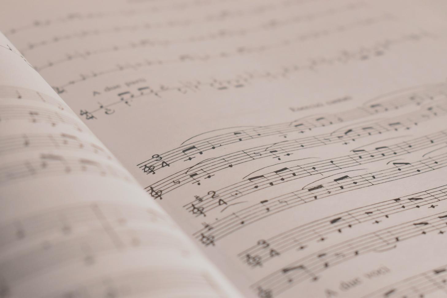 Studente che lavora su progetto di sound design con strumentazione professionale