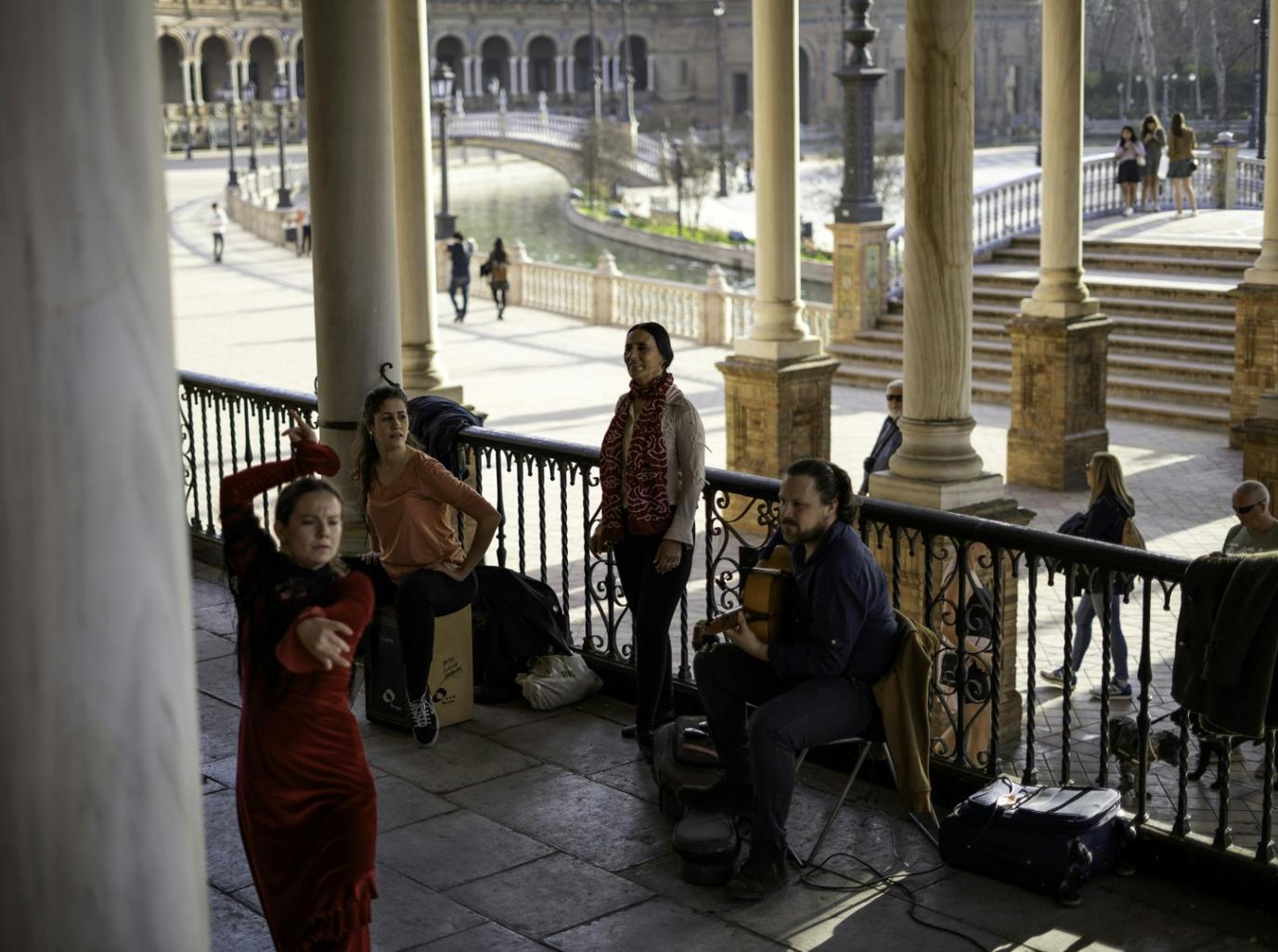 Postazione di lavoro per sound design con software professionale e strumenti audio