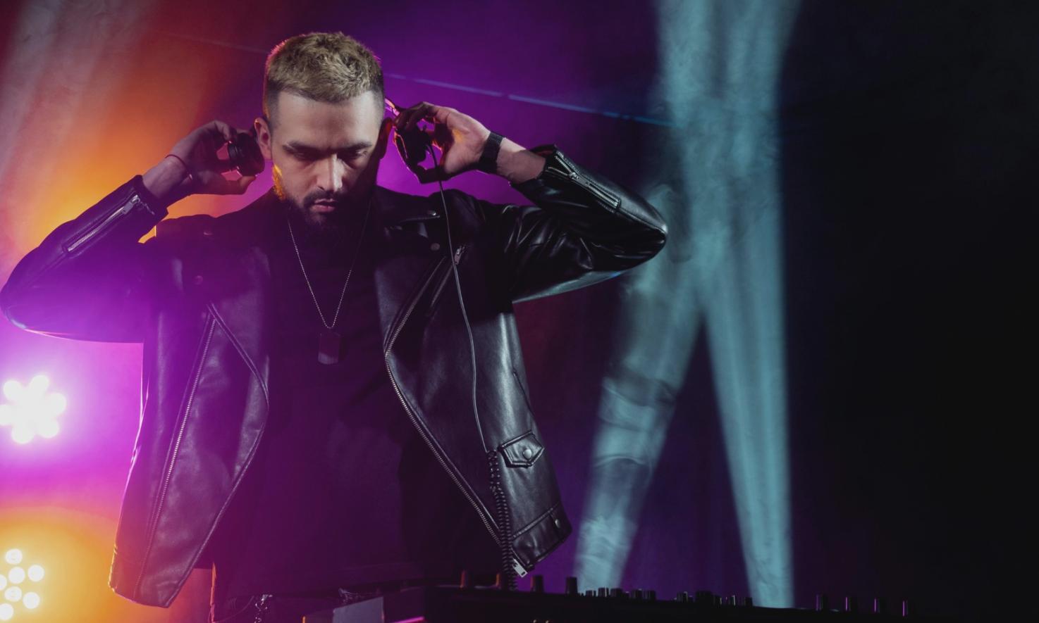 Studio professionale di sound design con console mixer e monitor audio