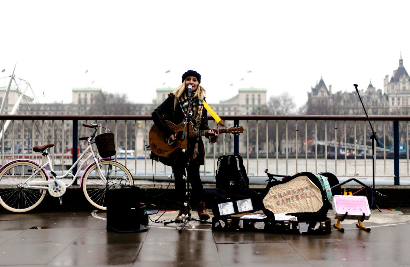 Studio professionale di sound design con attrezzature audio avanzate