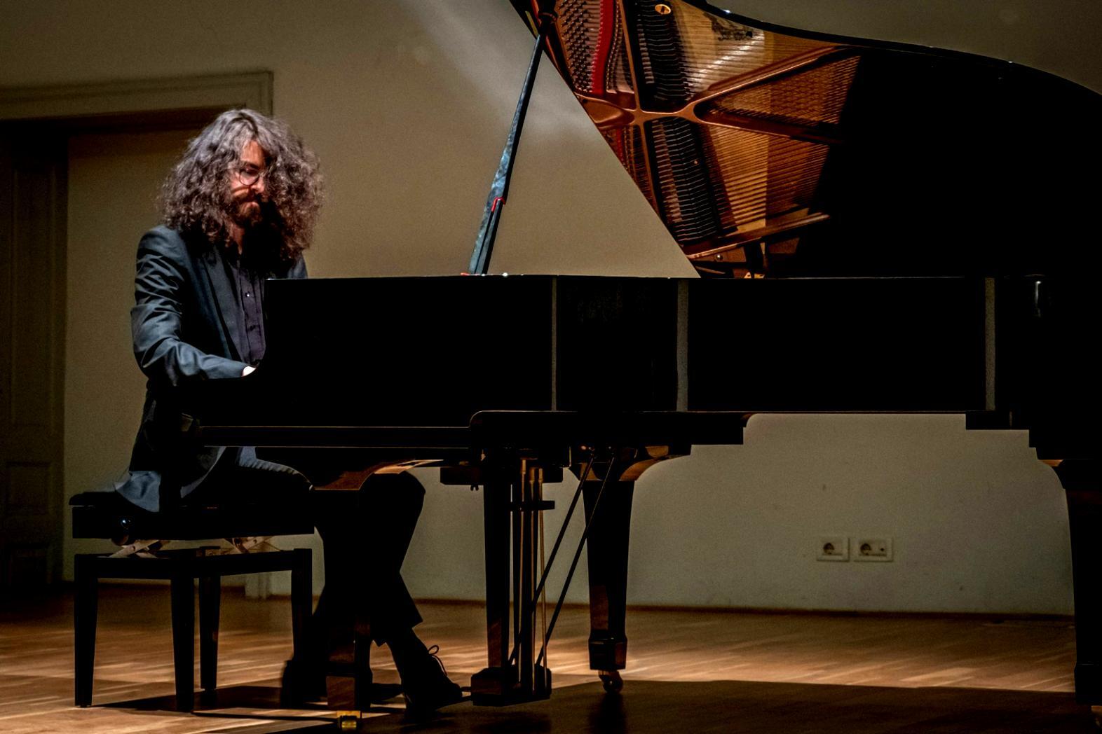 Studente che lavora su software di produzione musicale durante una sessione pratica